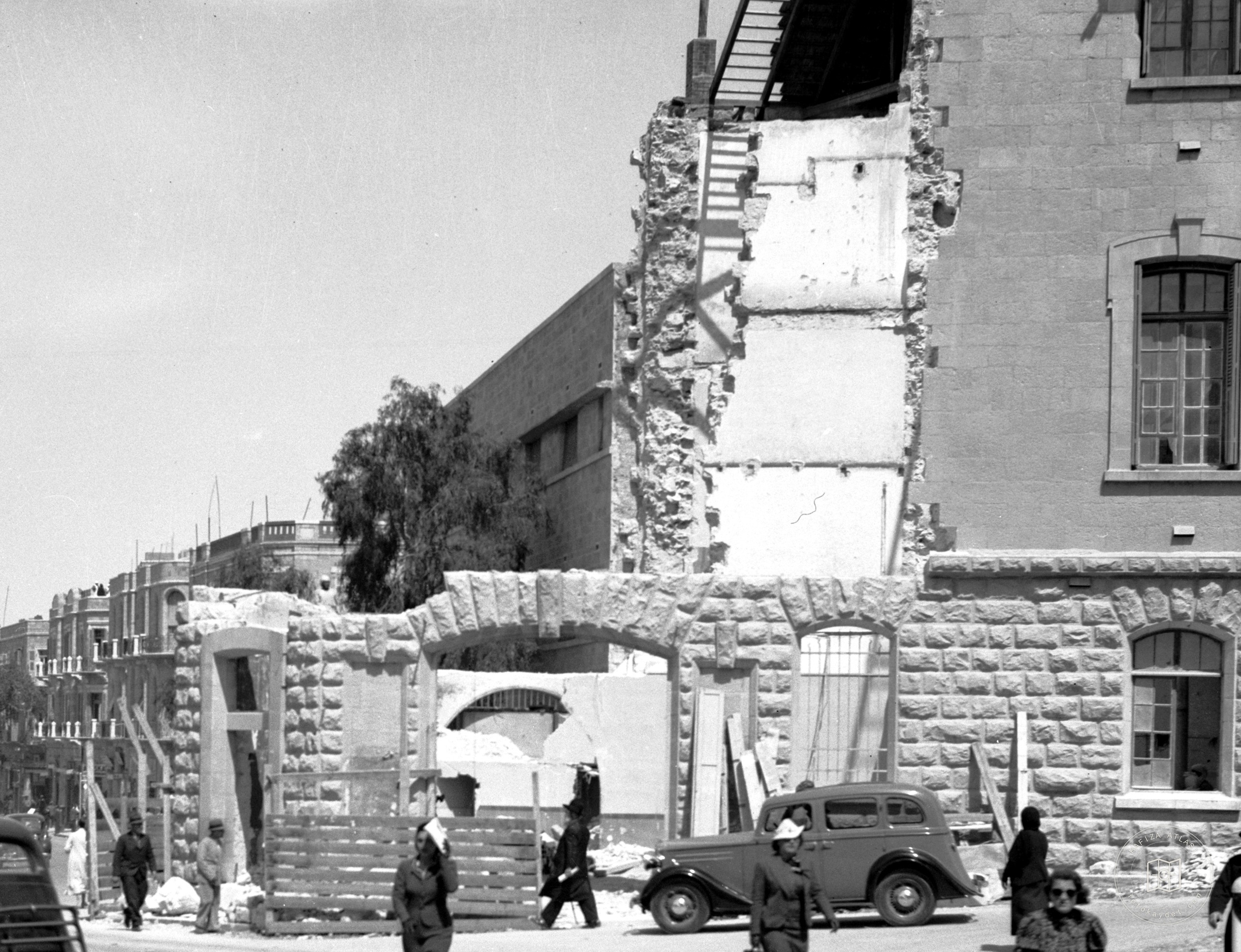 Tearing down Russian building on Jaffa Road. 1937