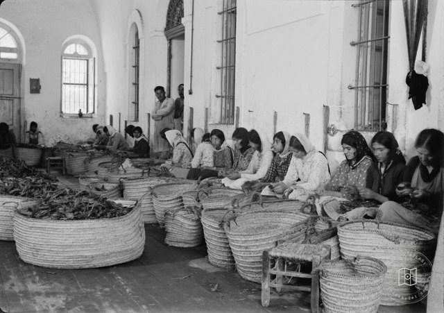 Nasıra — Tütün işleme atölyesinde çalışanlar · 2