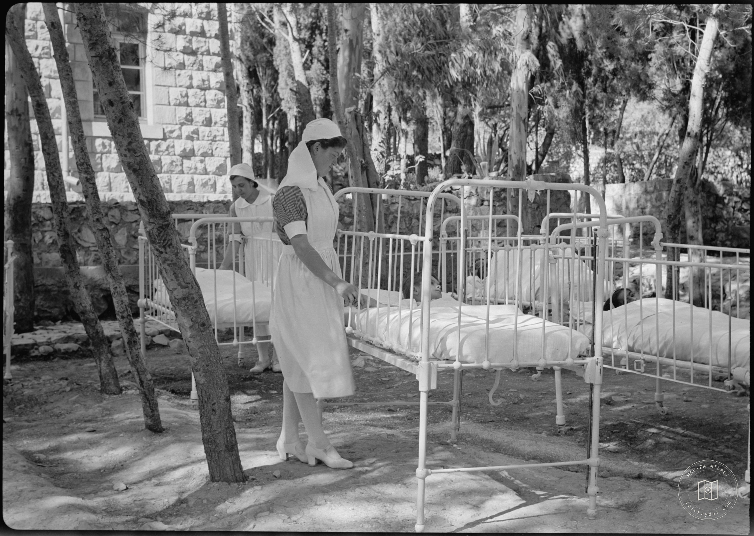 Safed — Hastane bahçesinde bebek yatakları · 2