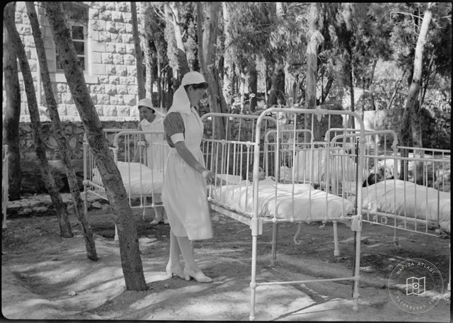 Safed — Hastane bahçesinde bebek yatakları · 2