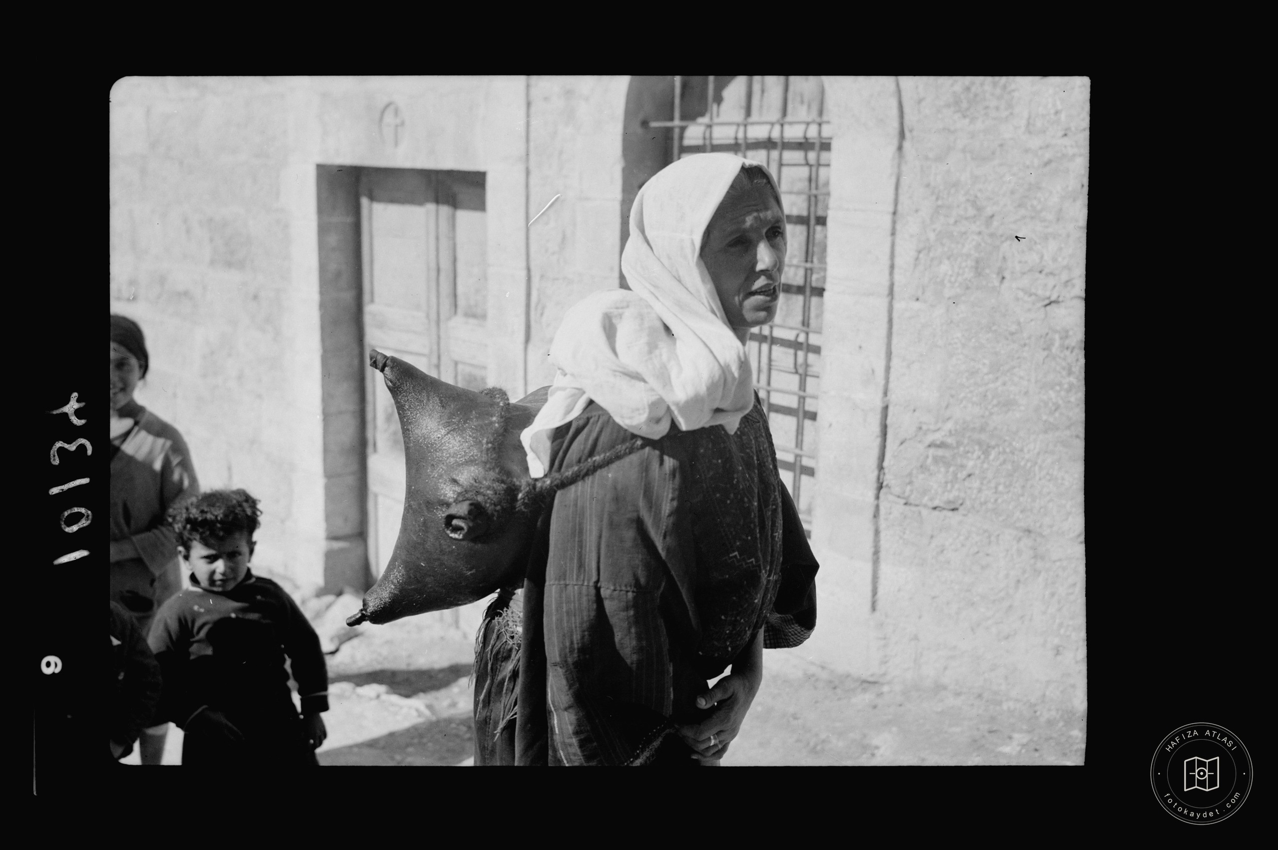 Beytüllahim — Su taşıyan kadın