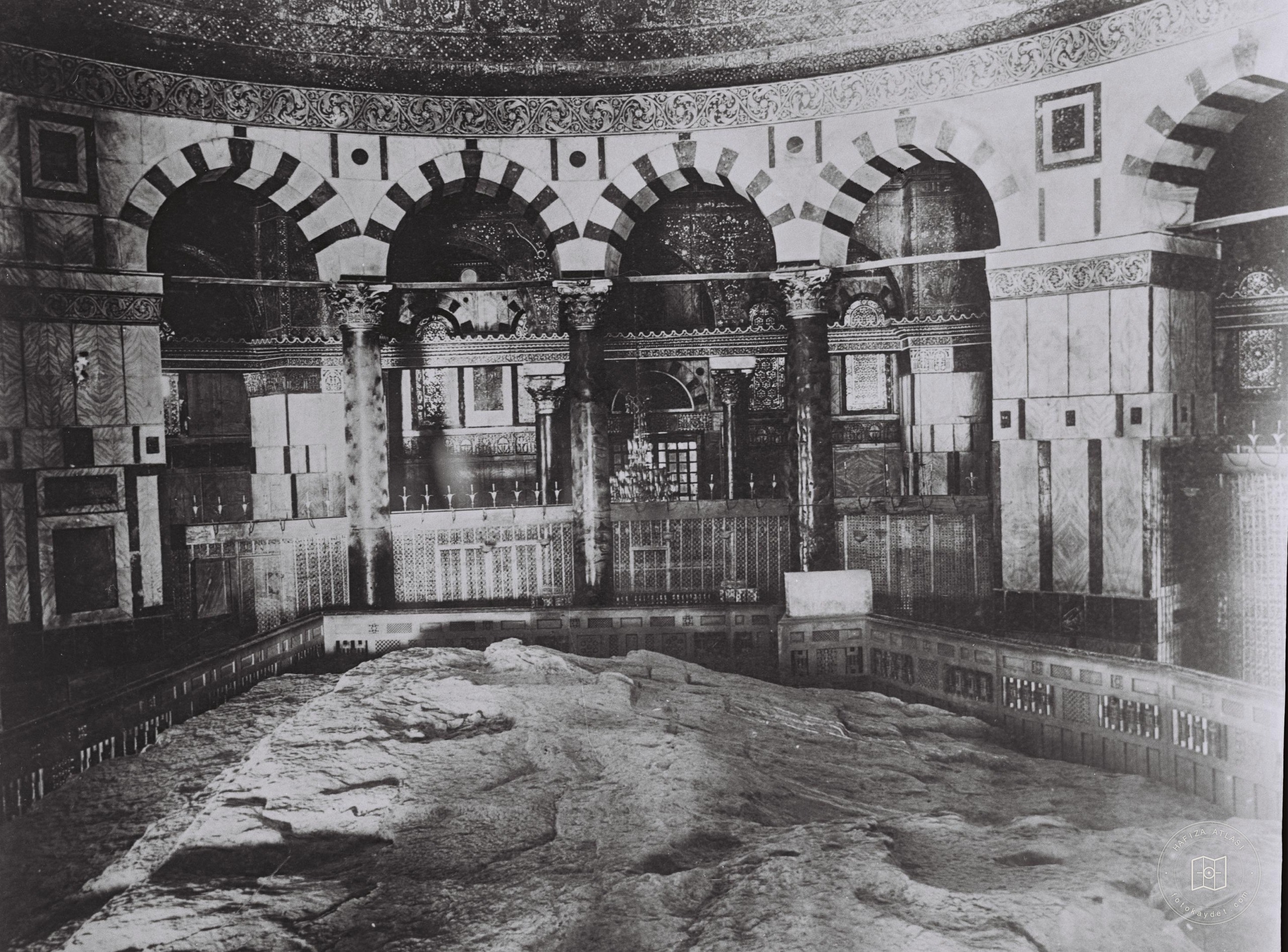 Inside the dome of the rock (mosque omar) on the temple mount in jerusalem