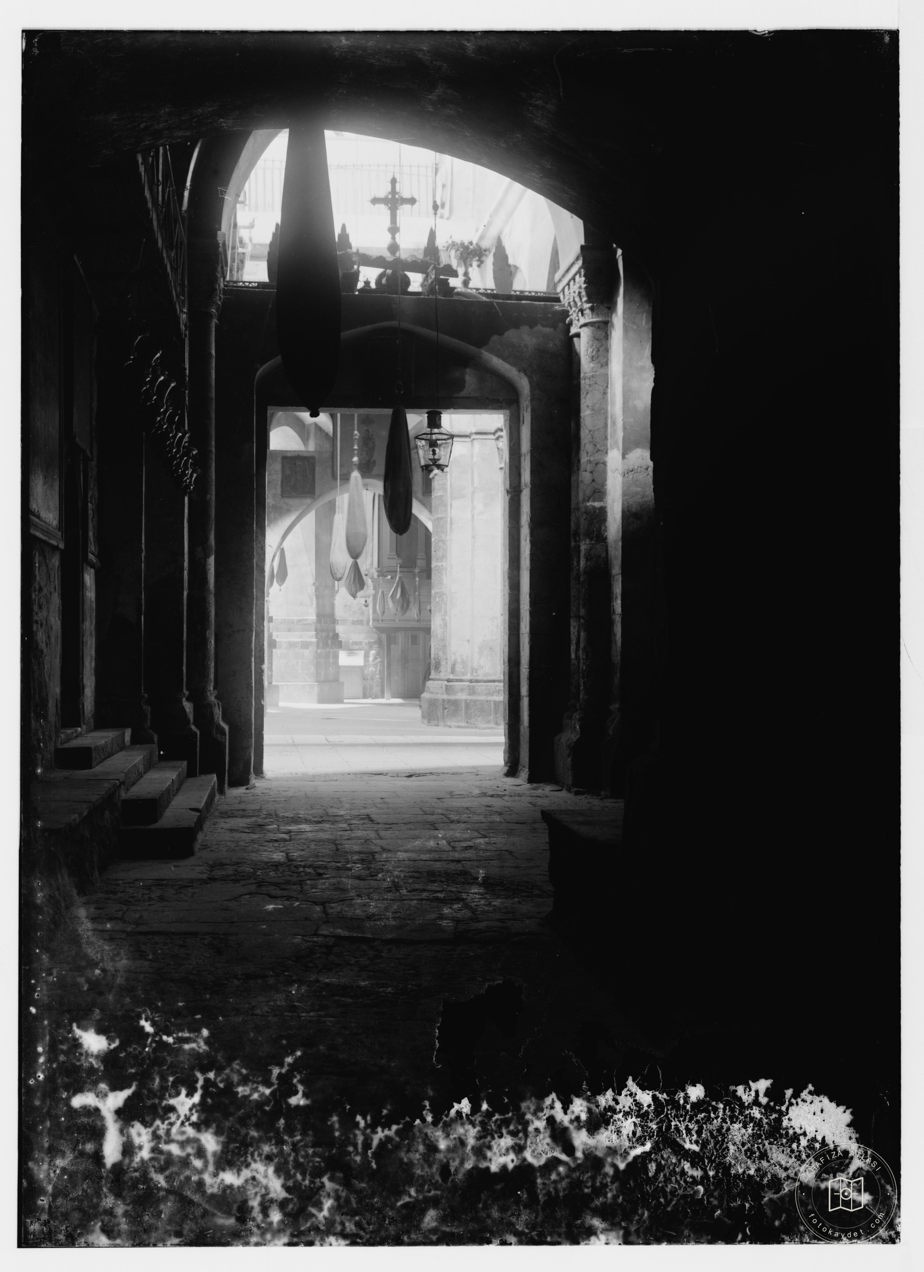 A narrow passage, Jerusalem