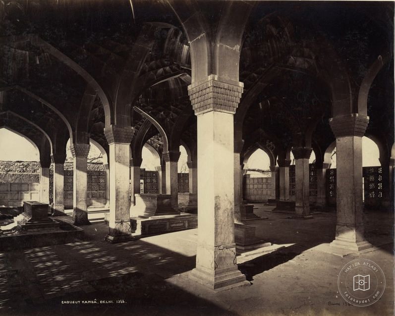 Delhi — Mirza Aziz Kokaltaş Türbesi — Çausath Kambha