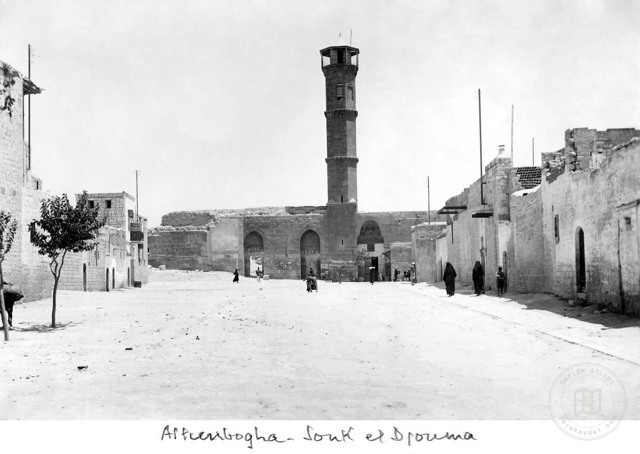 Aleppo — Altinbugha Mosque — Friday market surroundings