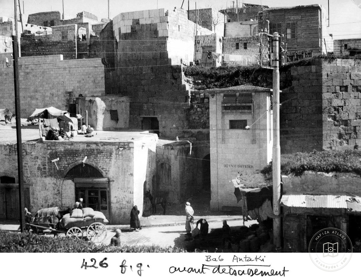 Aleppo — Antakya Gate — daily life around the gate
