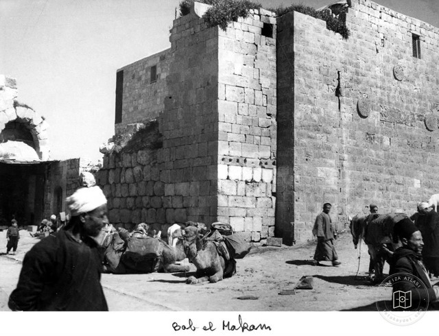 Aleppo — Daily life outside Maqam Gate