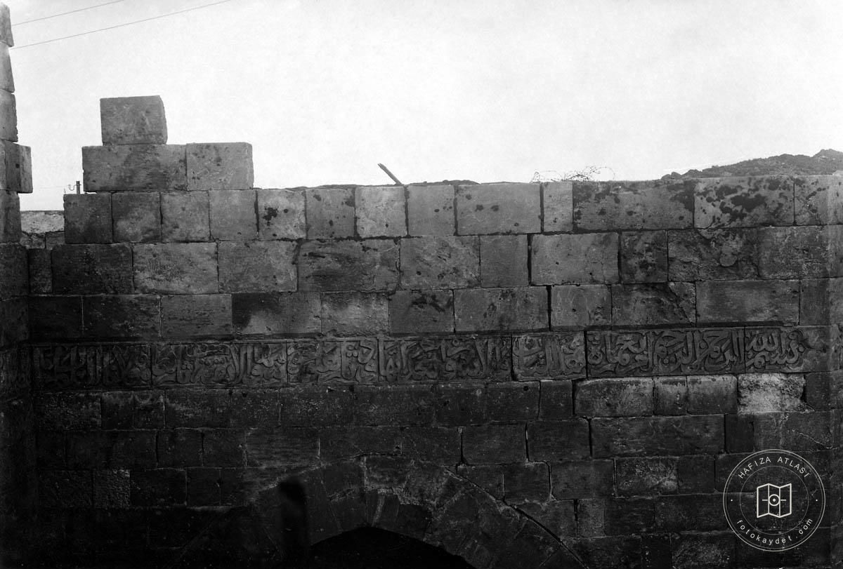 Aleppo — Antakya Gate — inscriptions above the portal