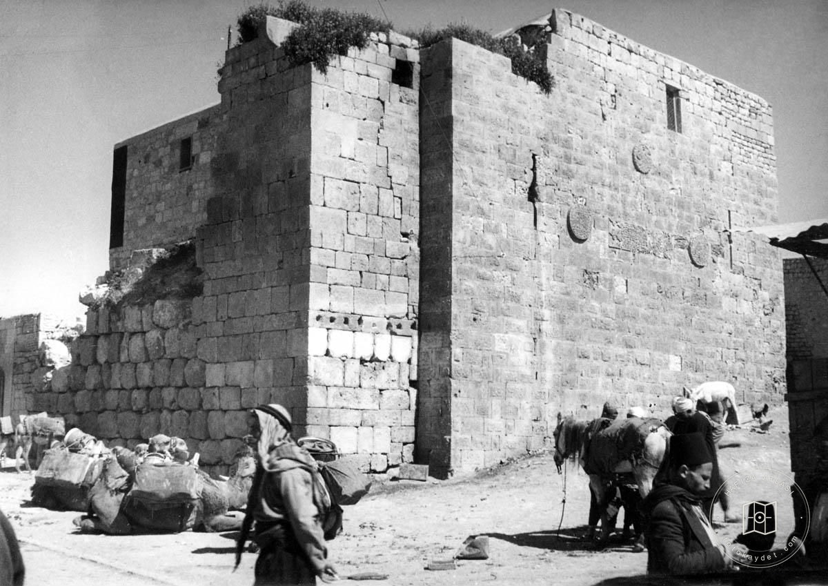 Halep — Makam Kapısı çevresinde yolcular ve yük hayvanları