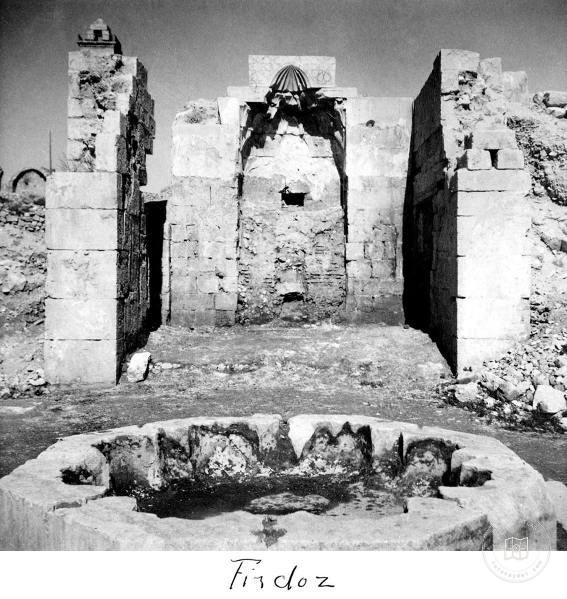 Aleppo — Architectural ruins and an ornamental niche