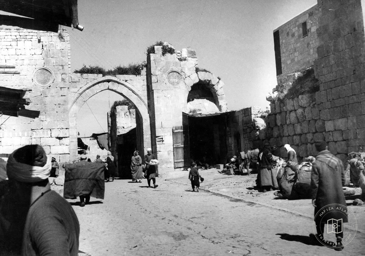 Halep — Makam Kapısı — meydan ve geçit
