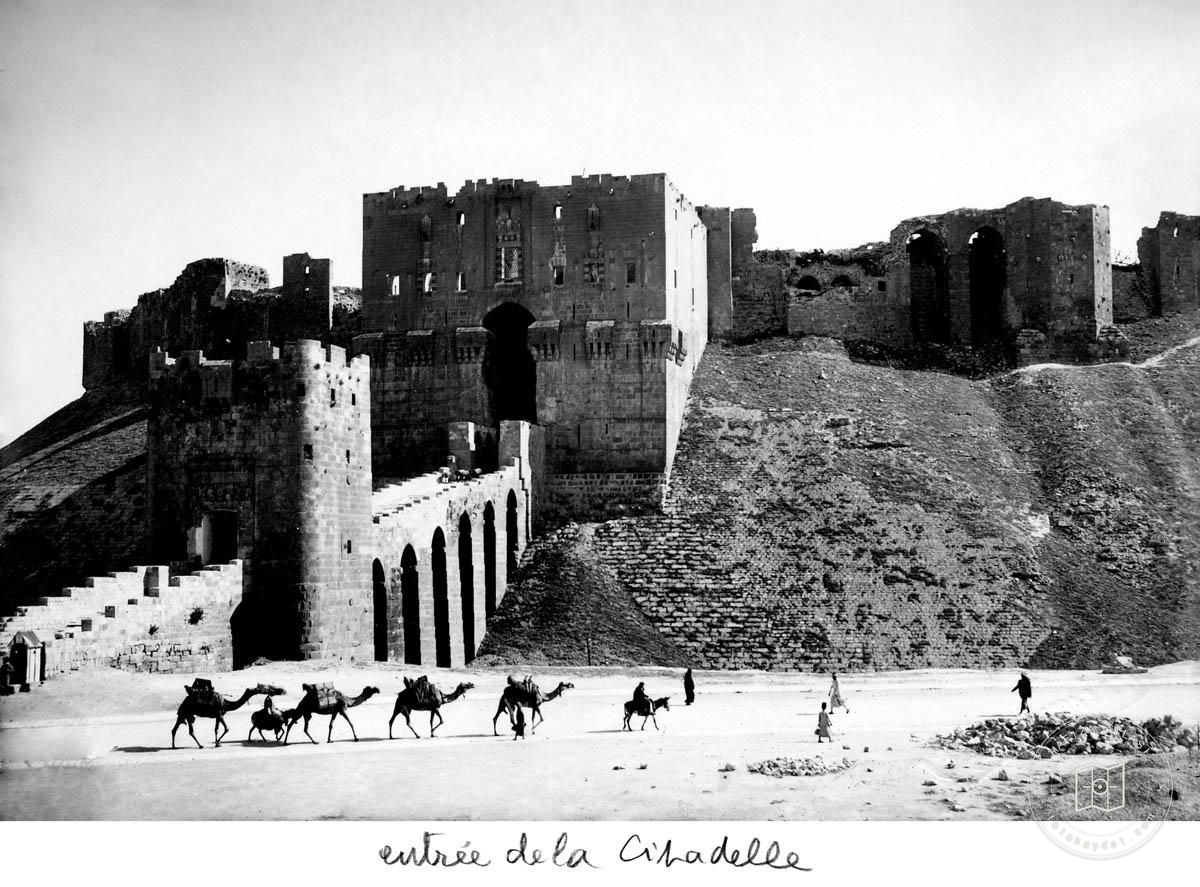 Halep — Halep Kalesi — güneyden giriş kuleleri ve köprü