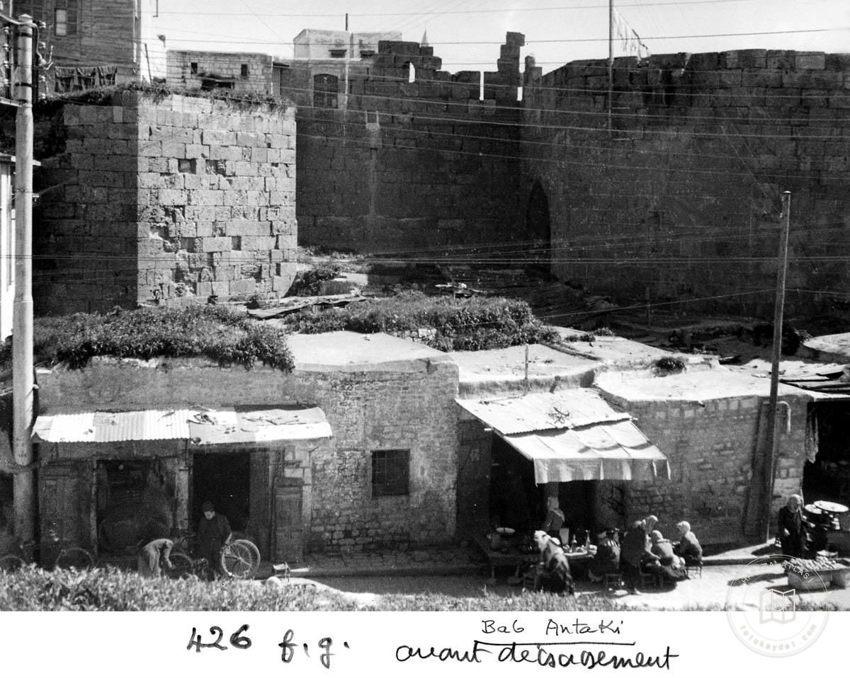 Aleppo — Antakya Gate — shops and cafe near the gate