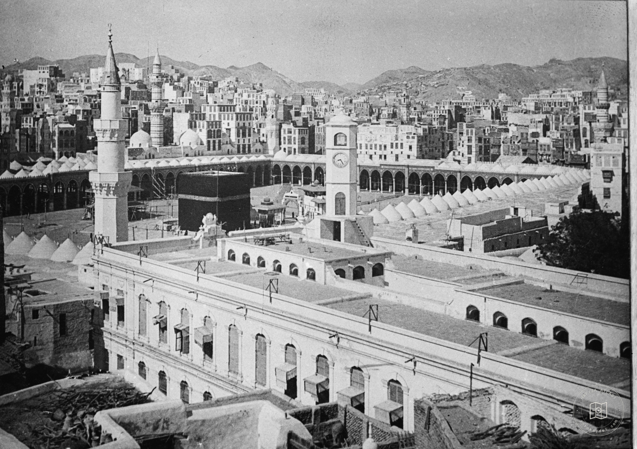 General view of the Kaaba and the courtyard of the Sacred Mosque