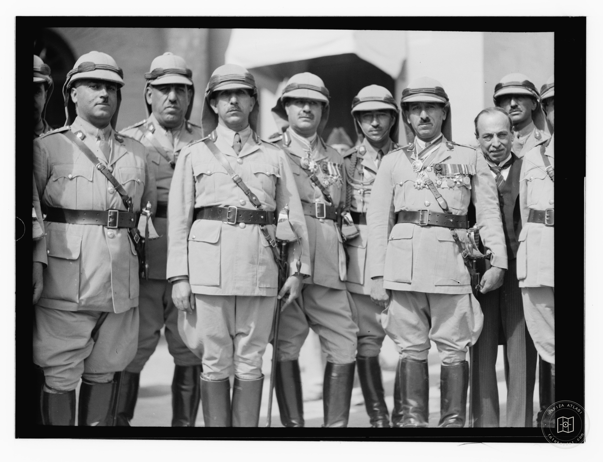 10/6/32 at the palace etc., Baghdad, British officers