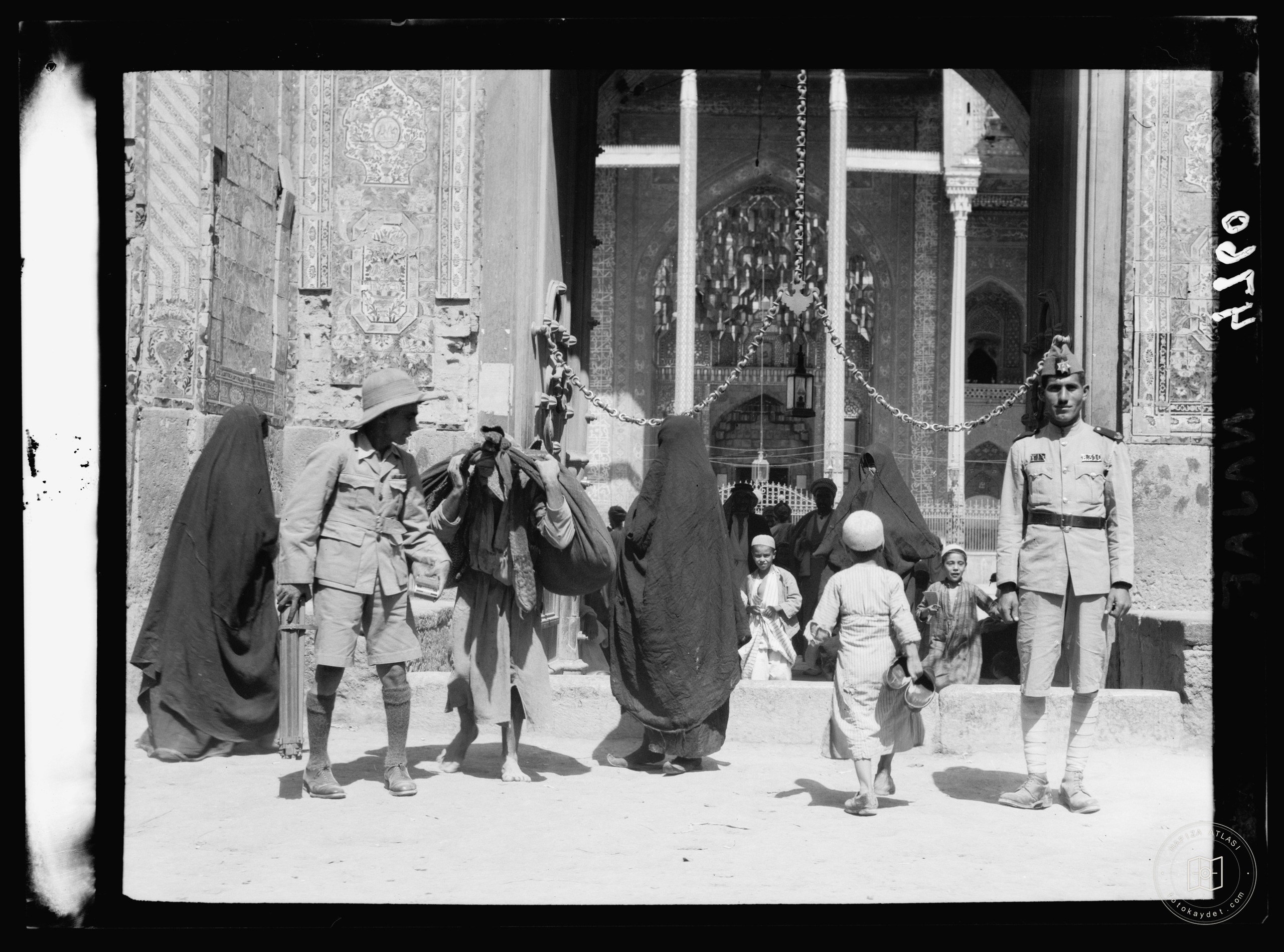 Nejaf. First sacred city of the Shiite Muslims. Mosque entrance. Ever crowded