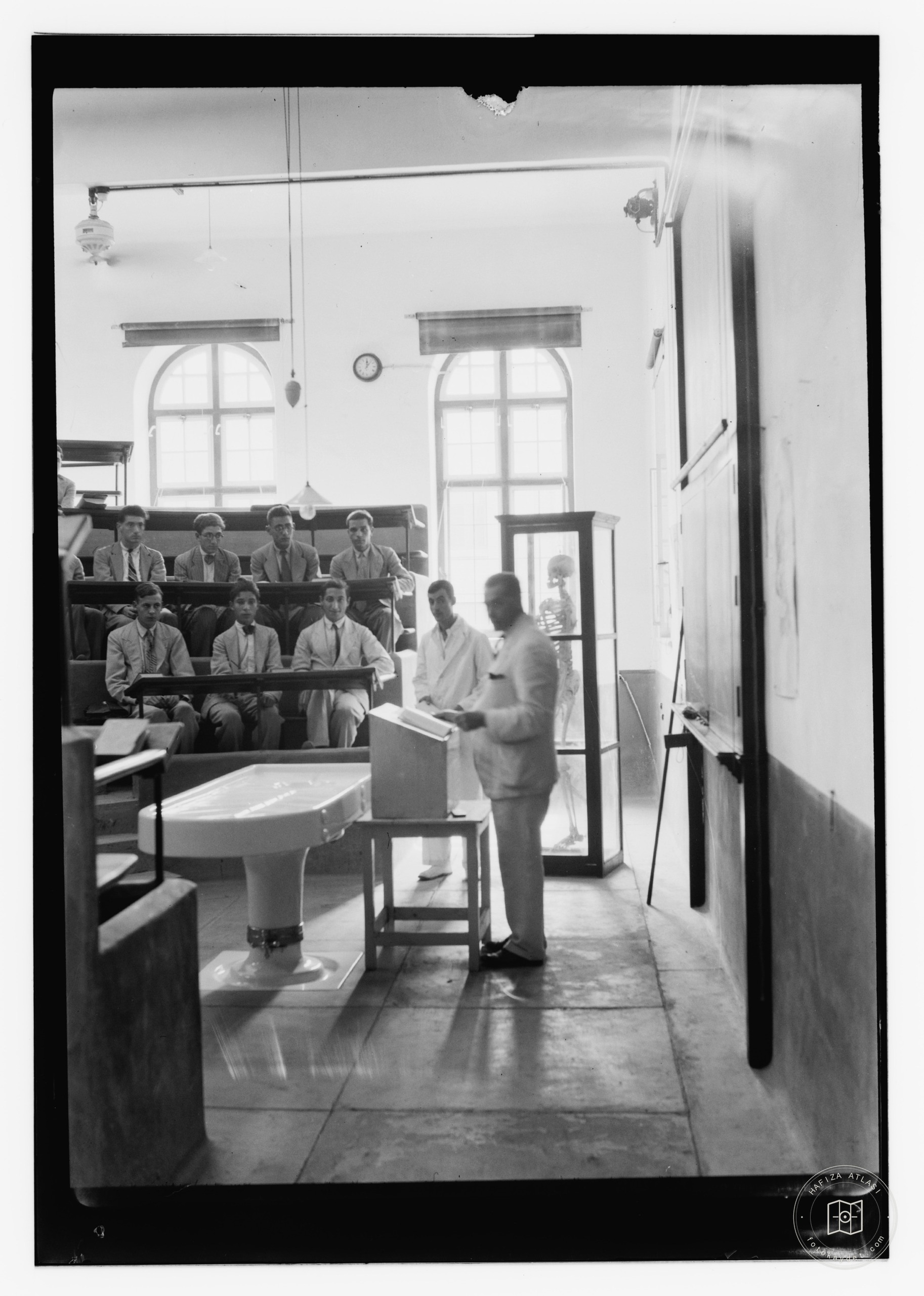 Medical College, Baghdad & road bld'g building, Medical class & speaker
