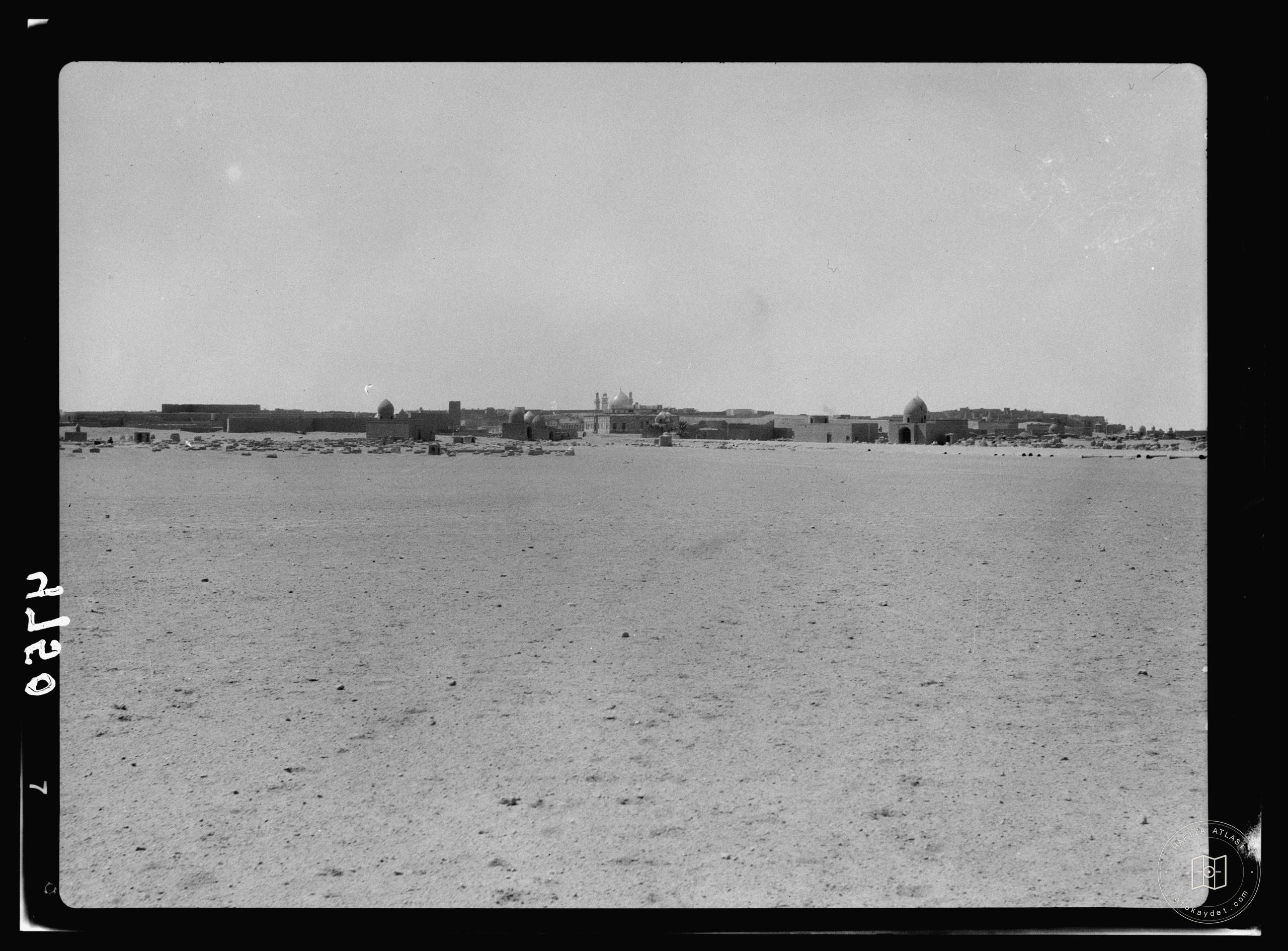 Nejaf. First sacred city of the Shiite Muslims. Distant view of the desert city