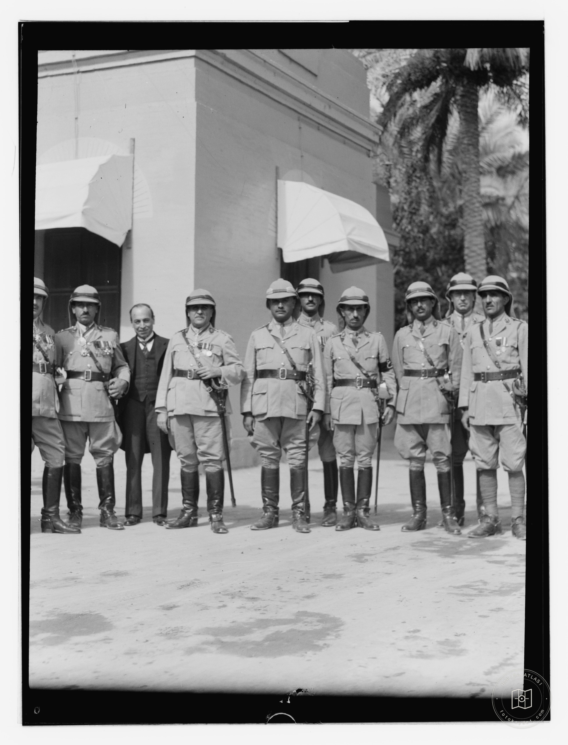 10/6/32 at the palace etc., Baghdad, British officers