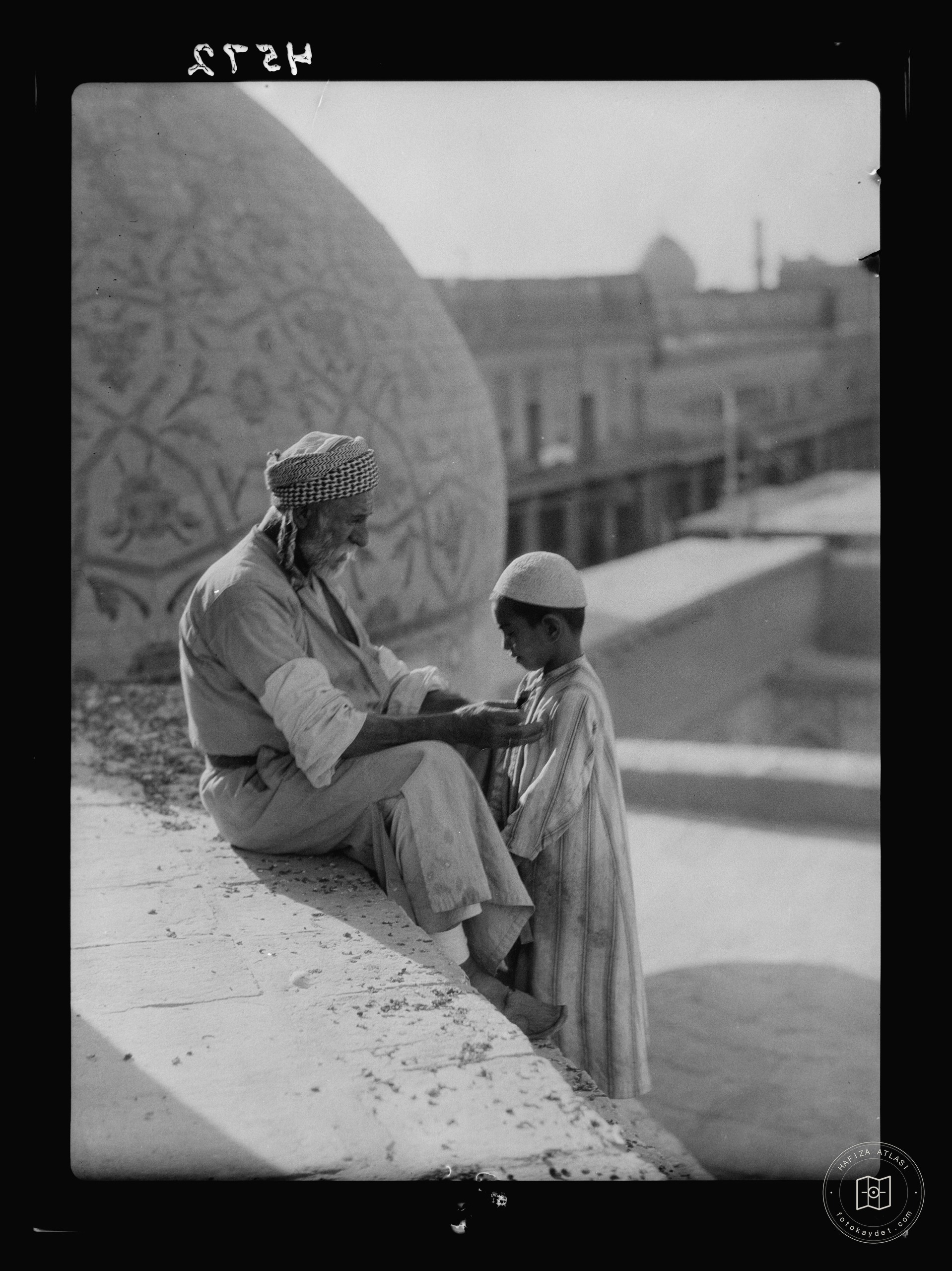 Baghdad. Age instructing youth in Haidar Khana Mosque