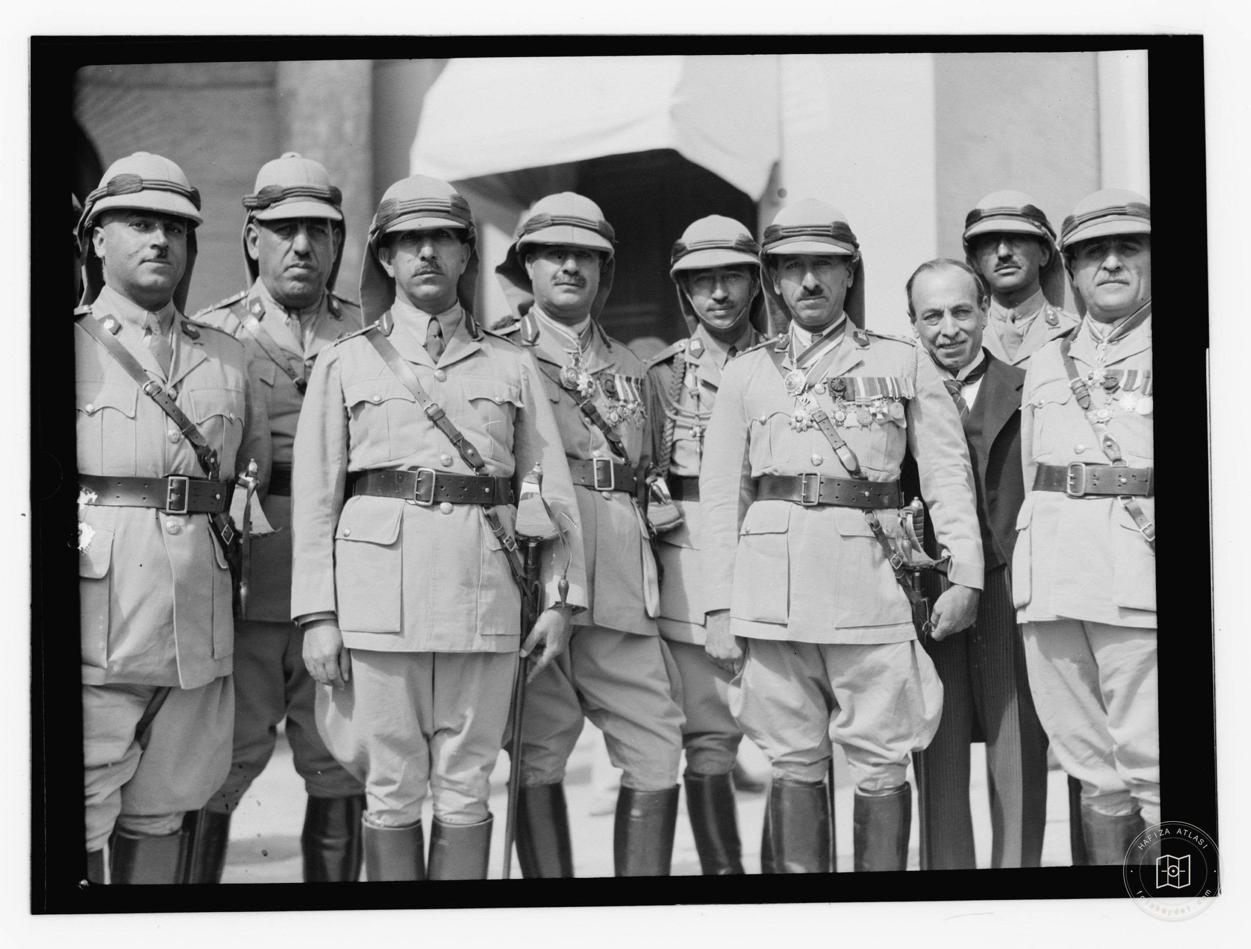 10/6/32 at the palace etc., Baghdad, British officers