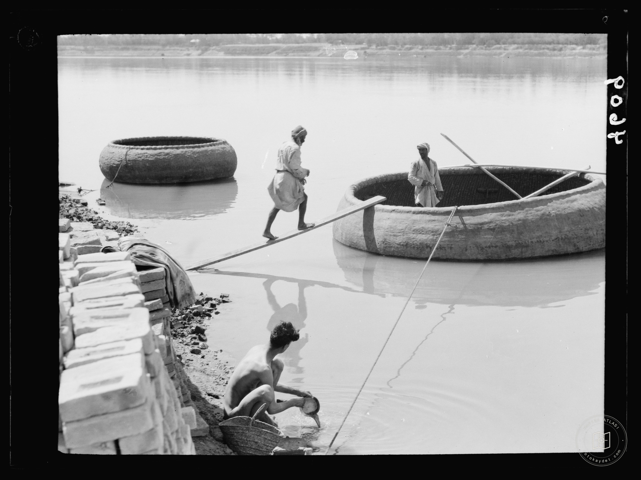 Baghdad. The Tigris. Method of boarding a ghuffa