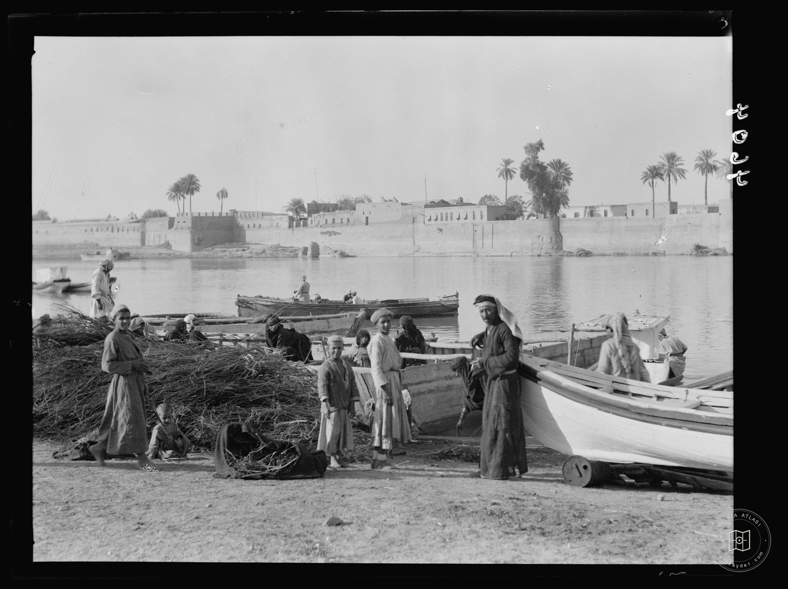 Baghdad. Landing fuel from upstream