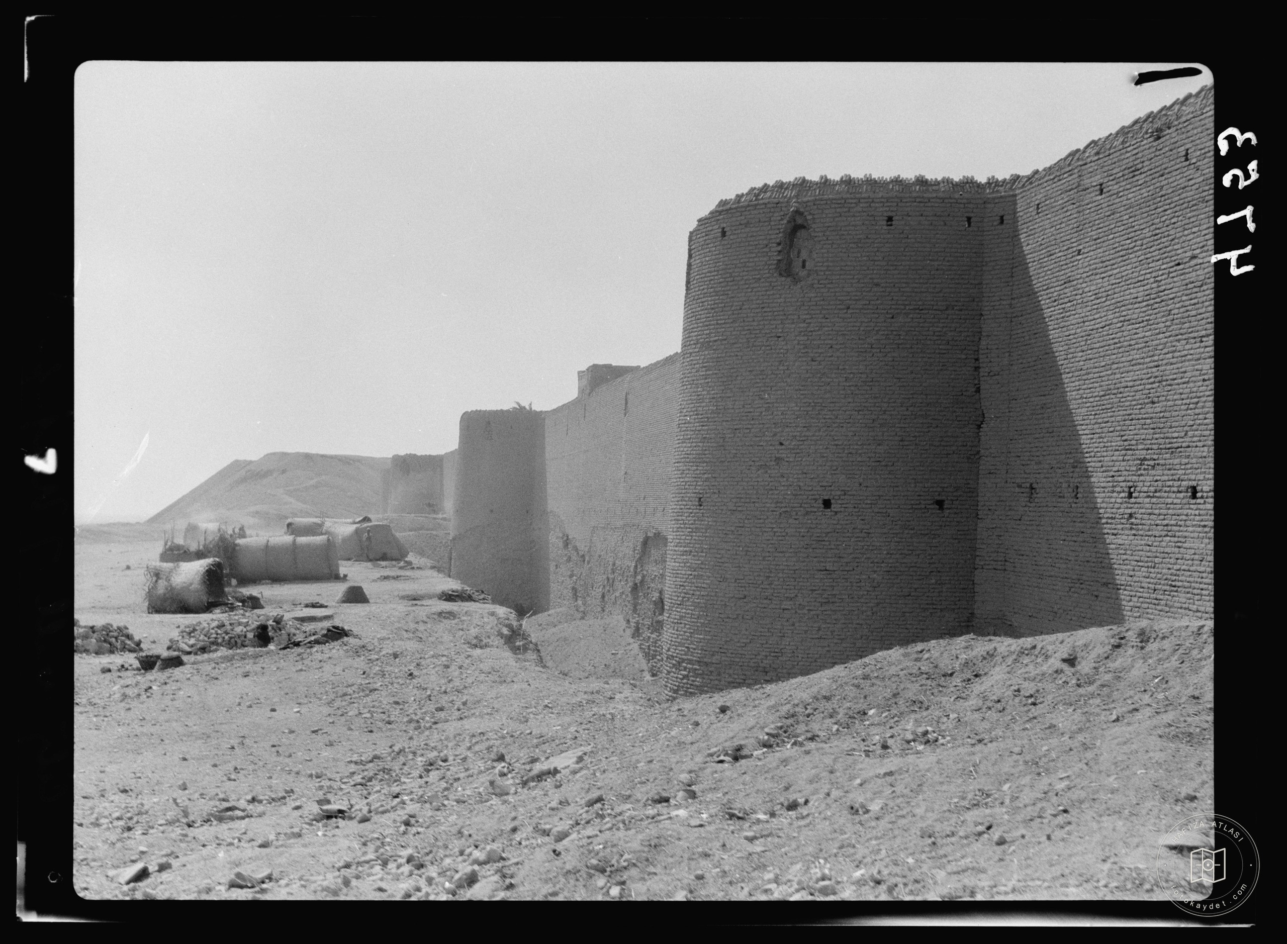 Nejaf. First sacred city of the Shiite Muslims. Closer view of the city wall