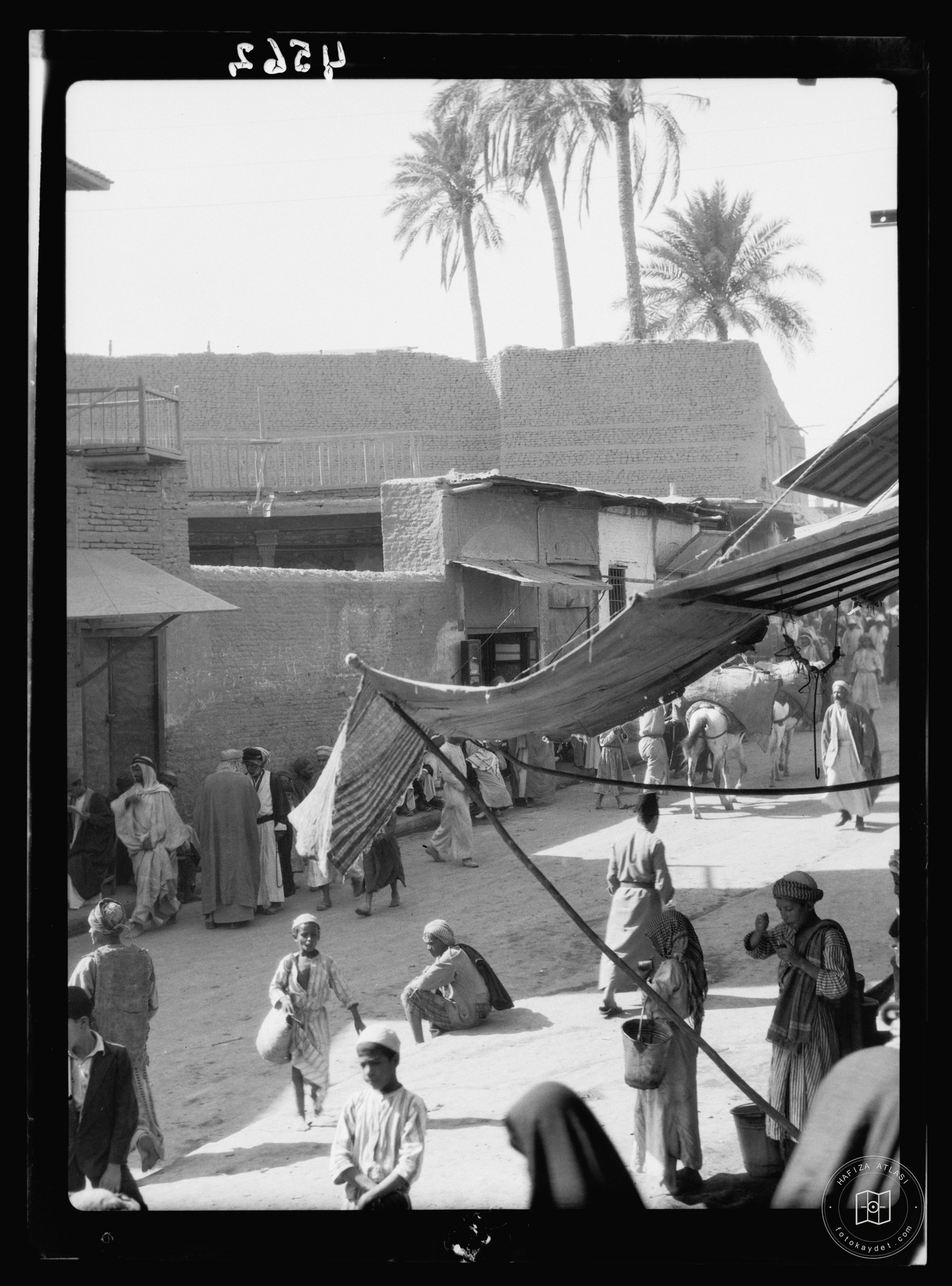 Baghdad. Street scene near Katah bridge
