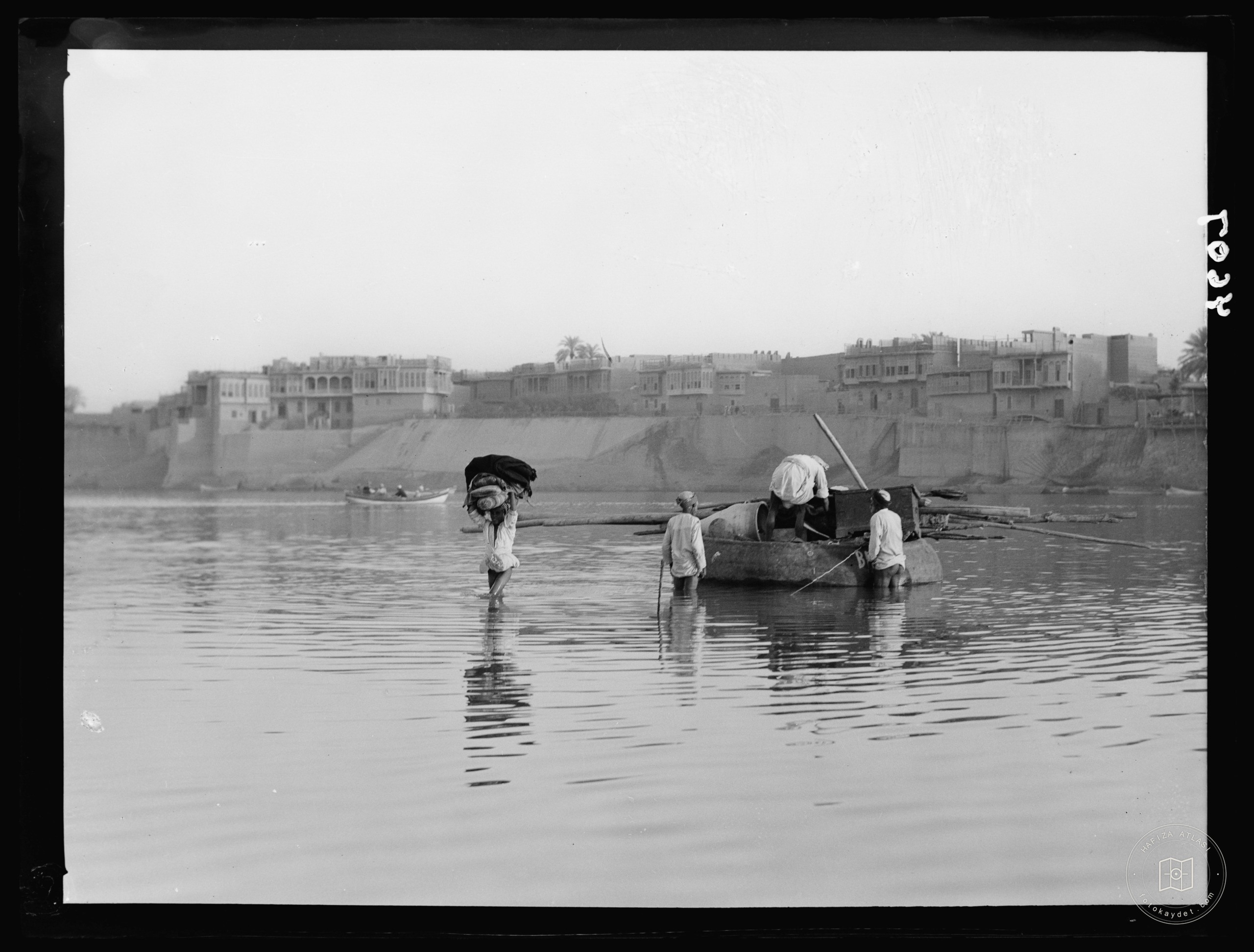 Baghdad. The Tigris. Unloading a ghuffa. Carrying household goods