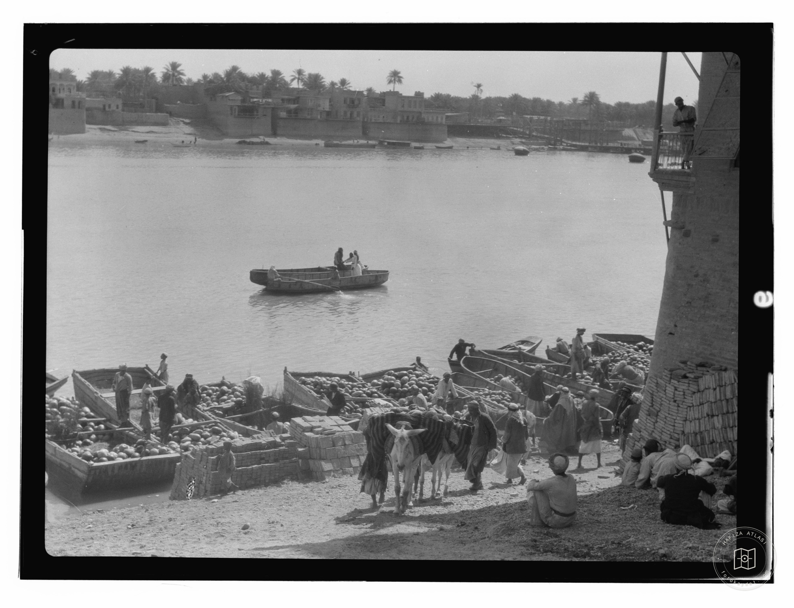 Unloading boats at river in Baghdad