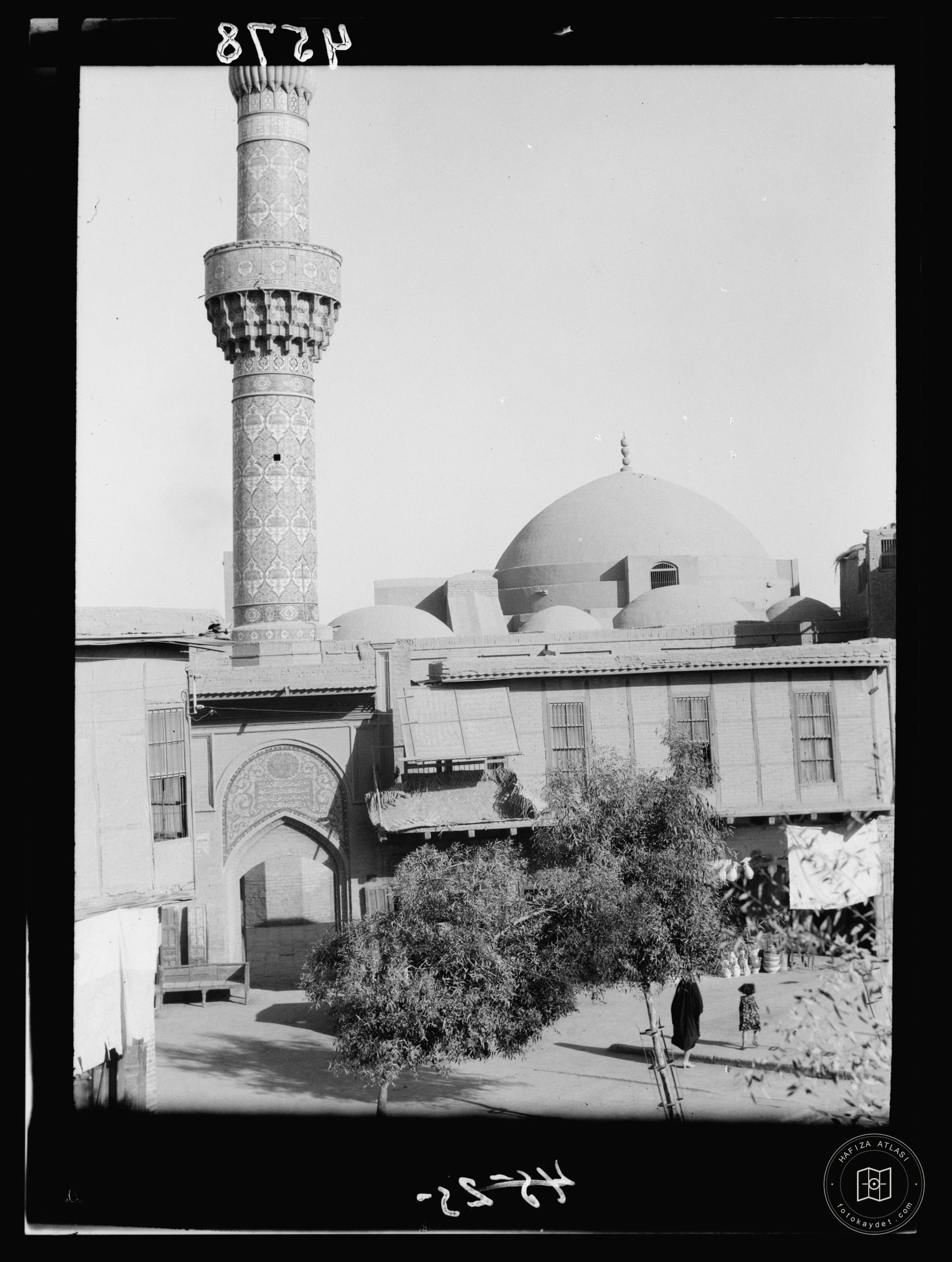 Baghdad. Jamieh Sheikh Abel-Kadir el-Killani. Mosque with beautiful minaret