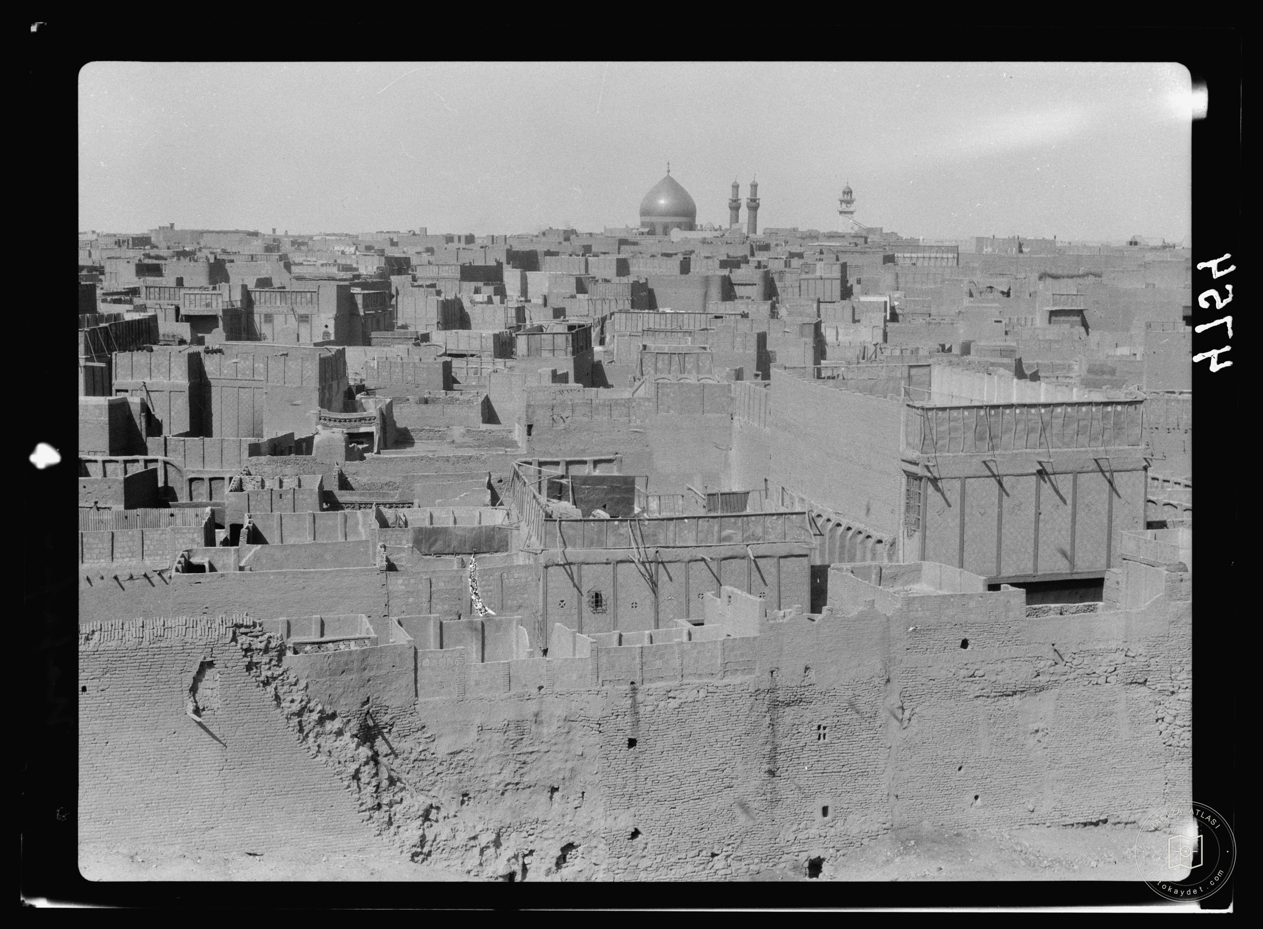 Nejaf. First sacred city of the Shiite Muslims. General view of the city showing the great mosque in distance
