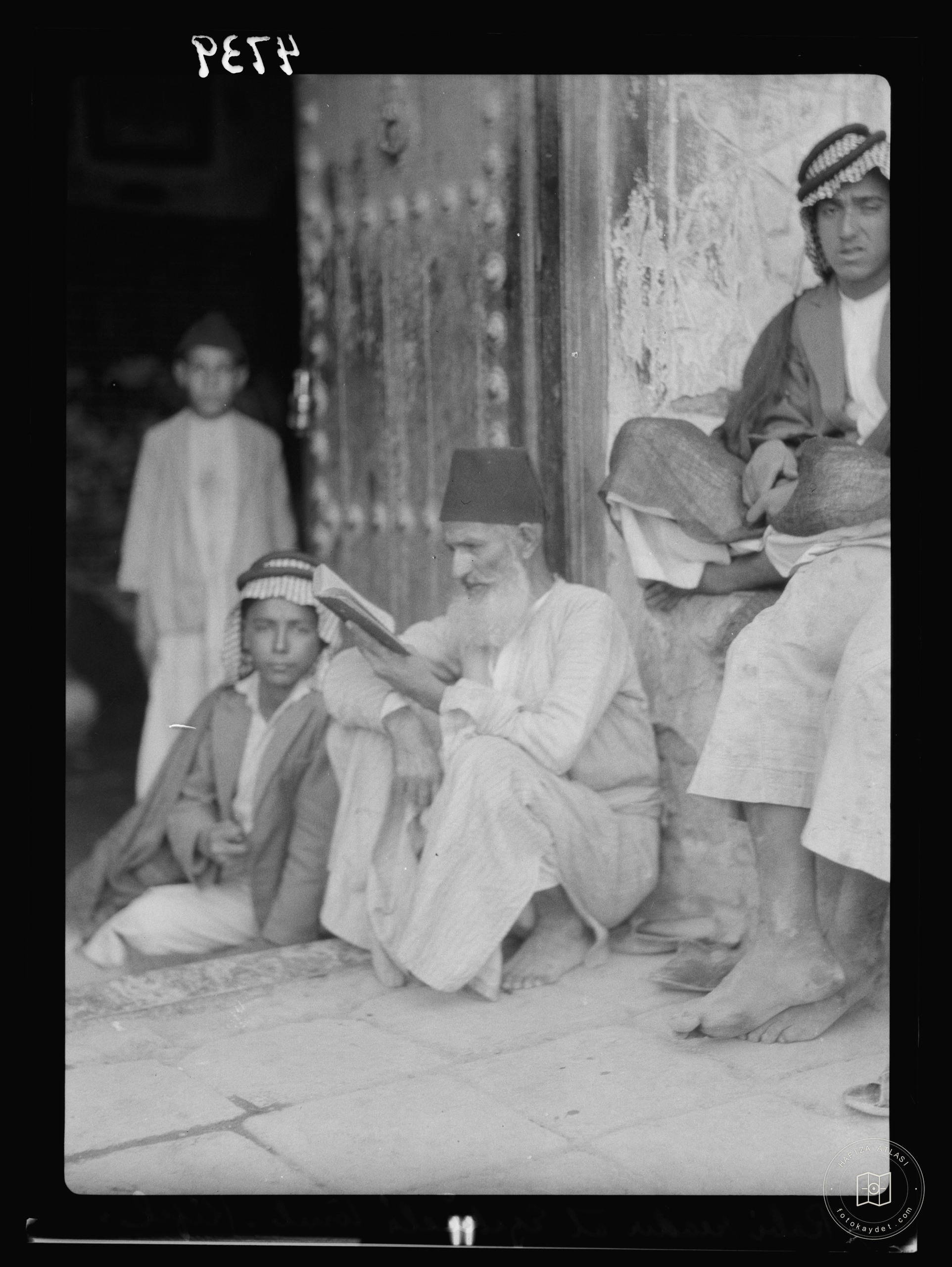 Kifl — Ziyaretgâh girişinde okuyan haham