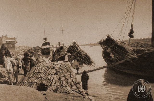 Baghdad — Unloading a river cargo boat