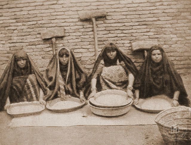 Iraq — Women pounding rice