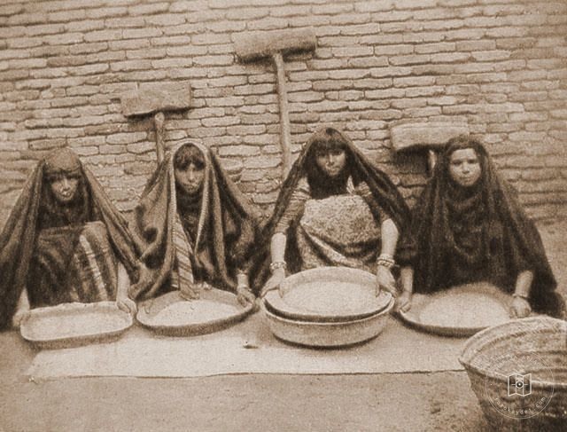 Iraq — Women pounding rice