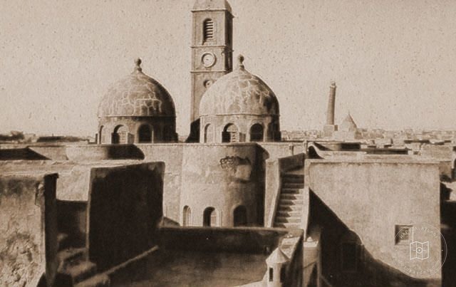 Musul — Kilisenin saat kulesi ve kubbeleri