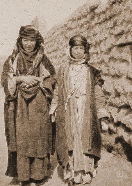 Iraq — Women in the desert