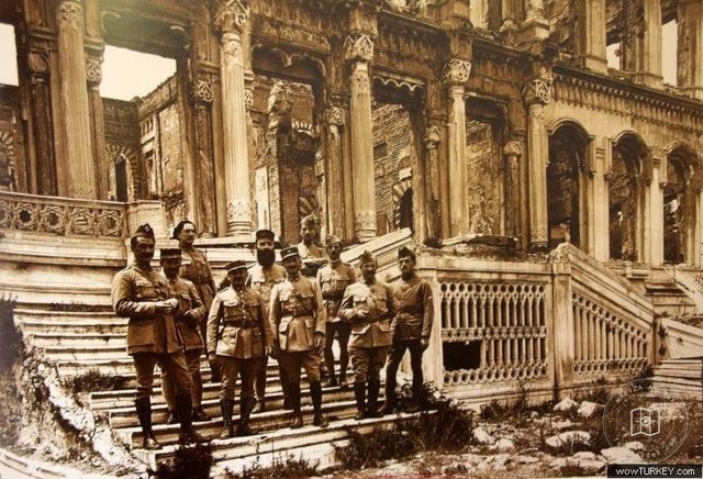yanmış çırağan sarayının önünde bitli işgal ordusu kumandanları