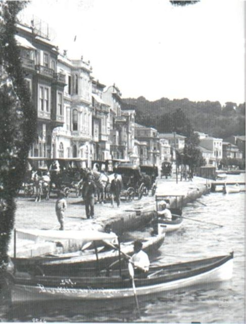 Boğaz Kenarında Kayıklar ve İstanbul Ahalisi
