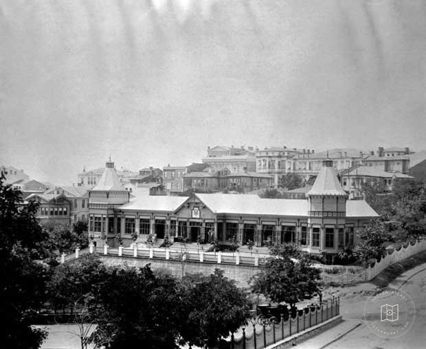 Mansions, Kiosks and Pedestrians — Archive image