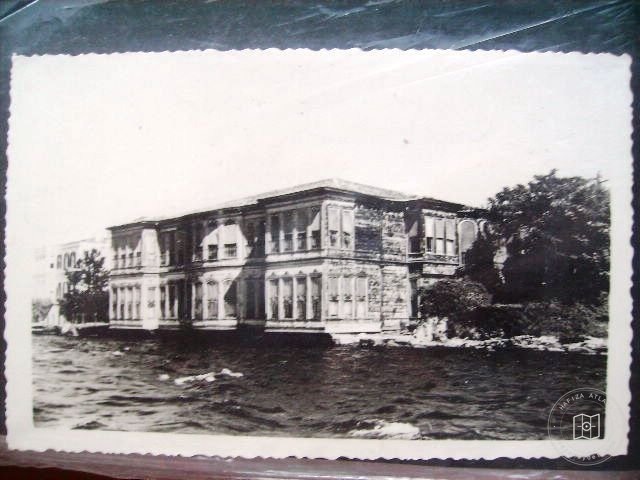 Mansions, Kiosks and Pedestrians — Archive image