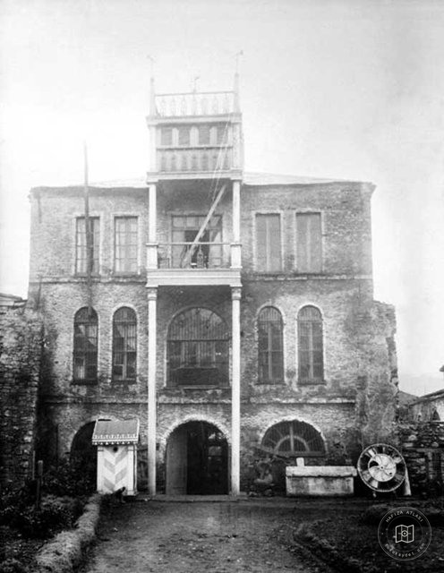 Mansions, Kiosks and Pedestrians — Archive image