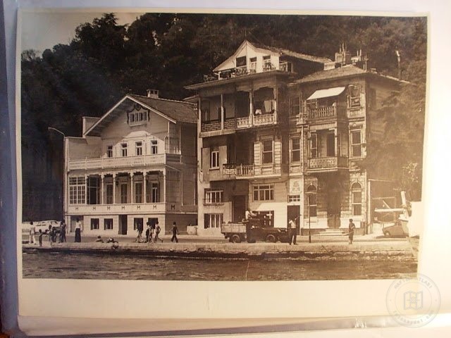 Mansions, Kiosks and Pedestrians — Archive image