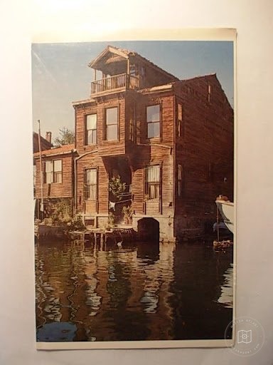 Mansions, Kiosks and Pedestrians — Archive image