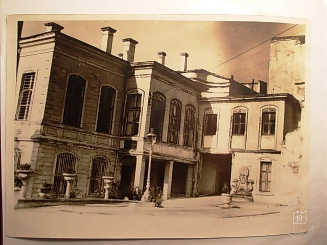 Mansions, Kiosks and Pedestrians — Archive image