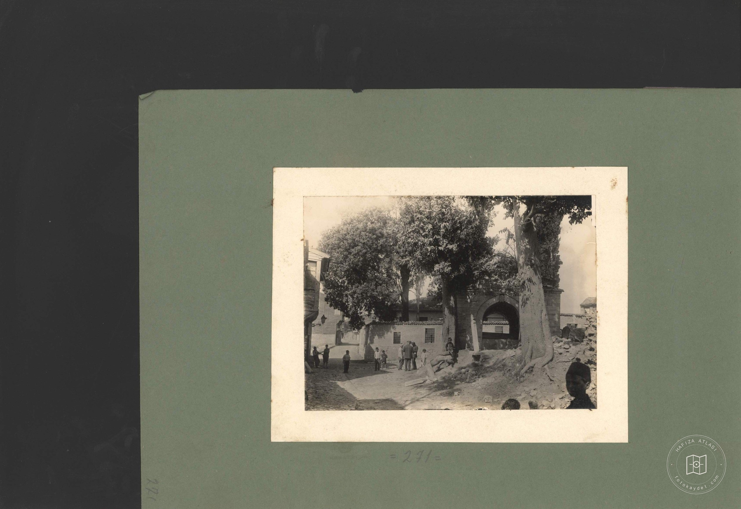 ÖRÜMCEKSİZ DEDE Tomb — Archive image