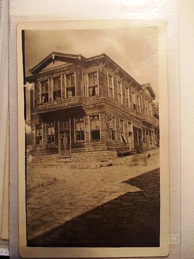 Mansions, Kiosks and Pedestrians — Archive image