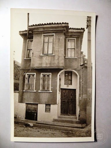 Mansions, Kiosks and Pedestrians — Archive image